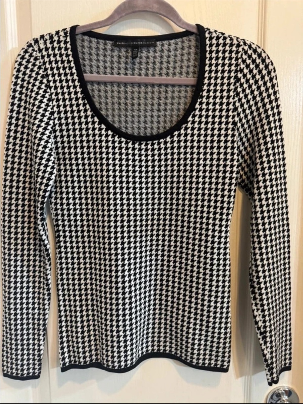 White House Black Market Black & White Houndstooth Long Sleeve Top